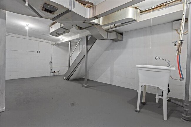 Building Photo - 2982 Kestner Ave