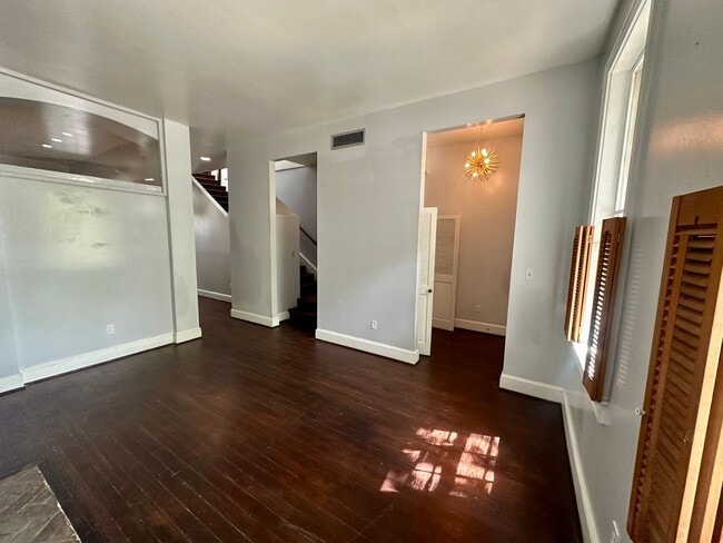 Building Photo - 3 BED | 2.5 BATH | OFF STREET PARKING | PRIVATE BACKYARD | HISTORIC DISTRICT