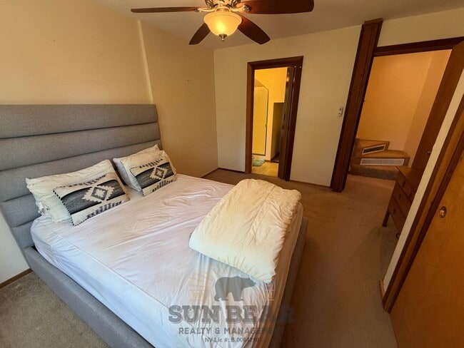 Building Photo - 2 Bedroom Duplex in Tyrolia! Summer pool!