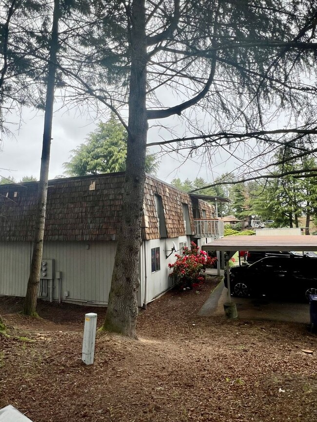 Building Photo - Upper-Floor Unit in Fourplex near Tacoma Mall