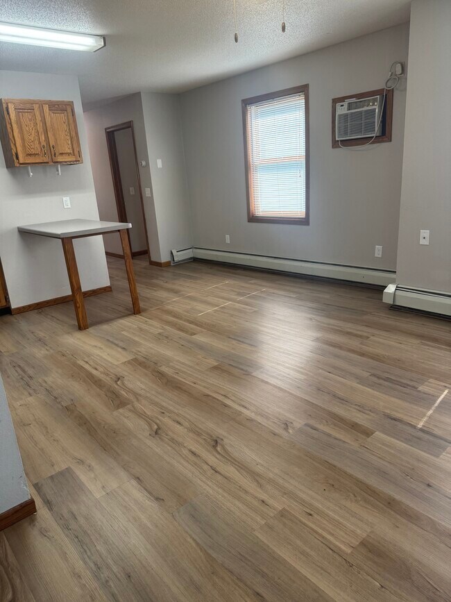 Building Photo - 314 W 4th St