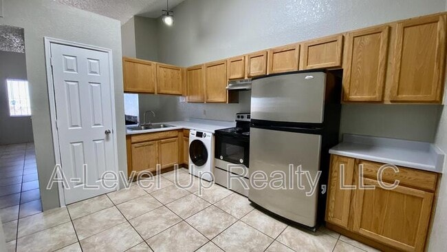 Building Photo - 405 E Thoroughbred St