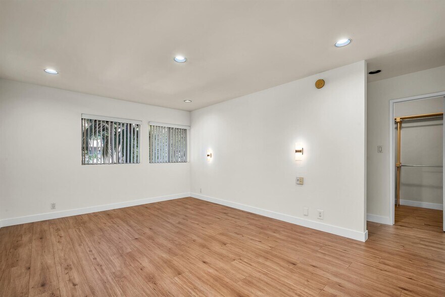 Building Photo - 11656 Montana Ave