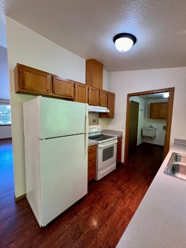 Building Photo - PENDING APPLICATION; 3 BD w/ Vaulted Ceiling