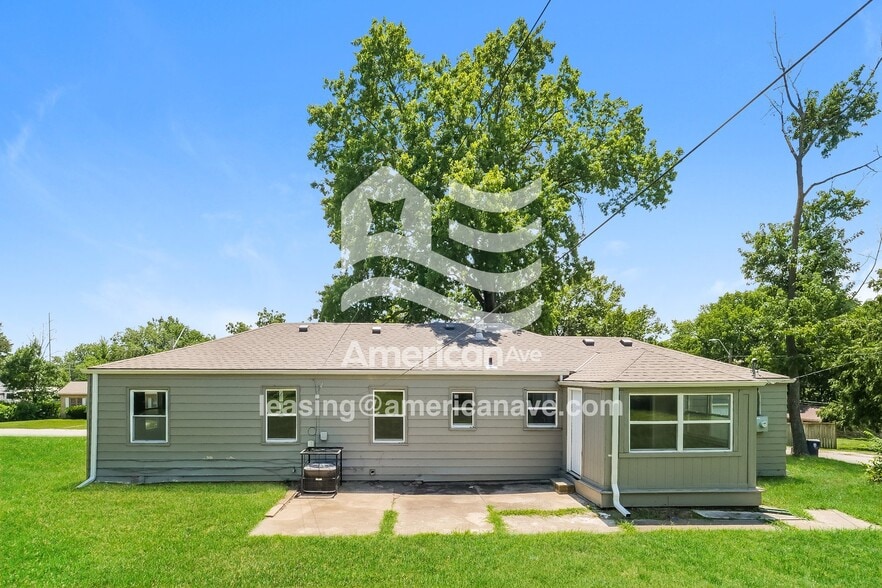 Building Photo - 904 E 84th Terrace