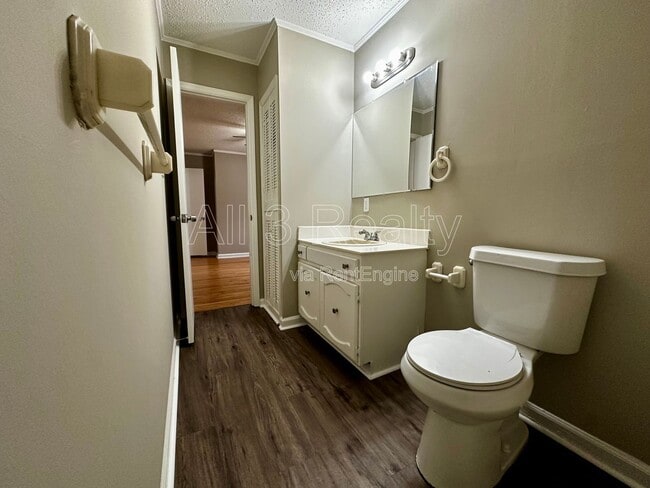 Building Photo - 1009 Rosedale Dr