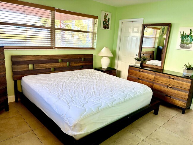 Building Photo - 5041 NE 15th Ave