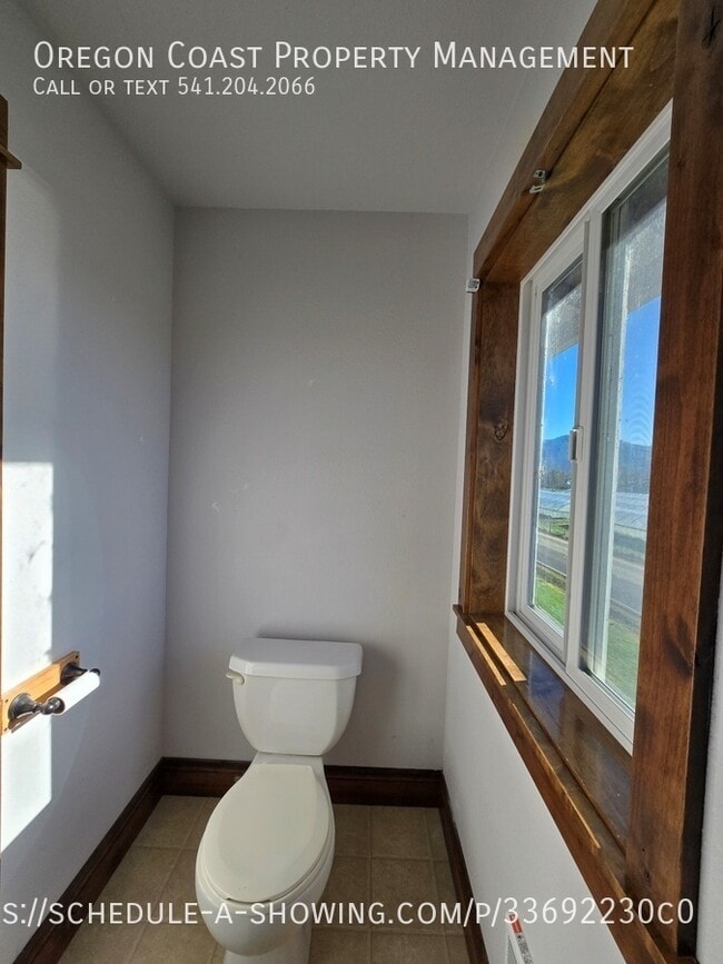 Building Photo - 1025 Wilson River Loop