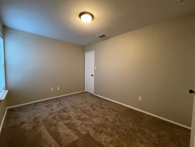 Building Photo - COMING SOON - 3 BEDROOM 2 BATH HOME IN SW ...