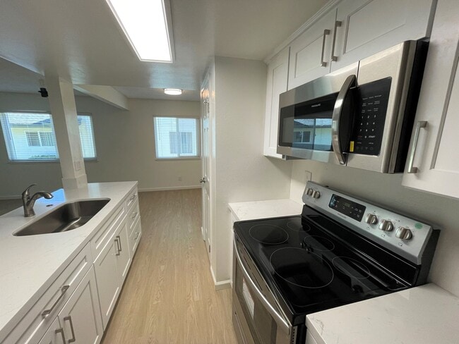 Building Photo - Remodeled 2+1 Townhome in Villa Ventura