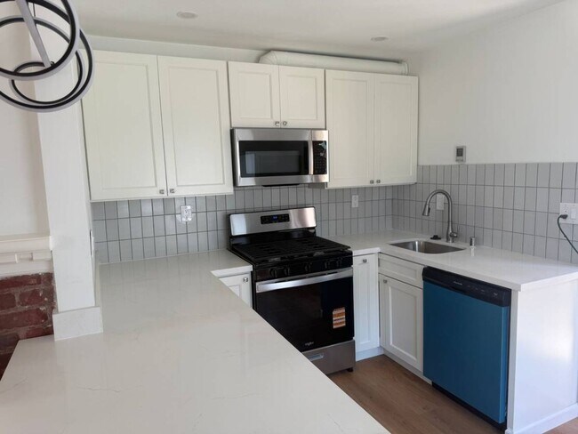 Building Photo - 1br - 700ft2 - Charming 8-unit apartment building. Walk to N. Berkeley BART