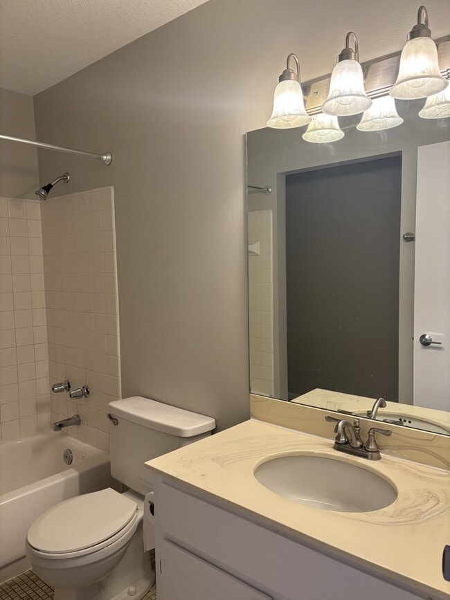 Building Photo - 1601 N Innsbruck Dr