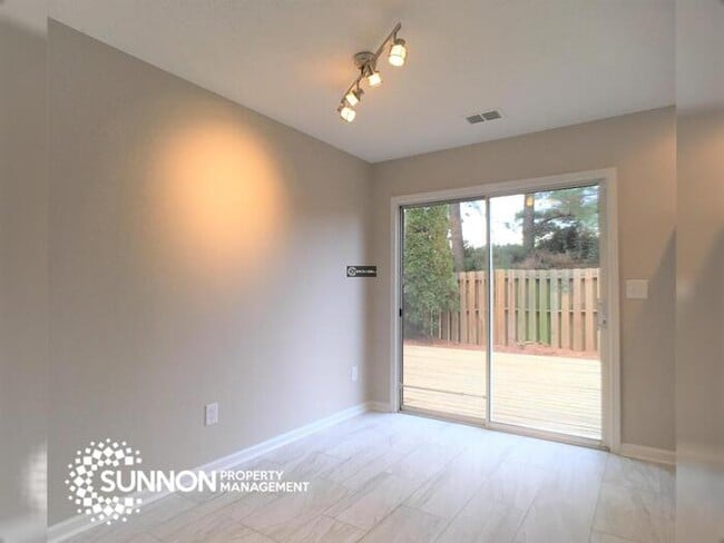 Building Photo - Beautiful End Unit Townhome in Mallard Creek!