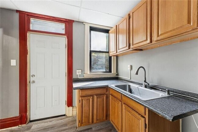 Building Photo - 1250 Blackadore Ave