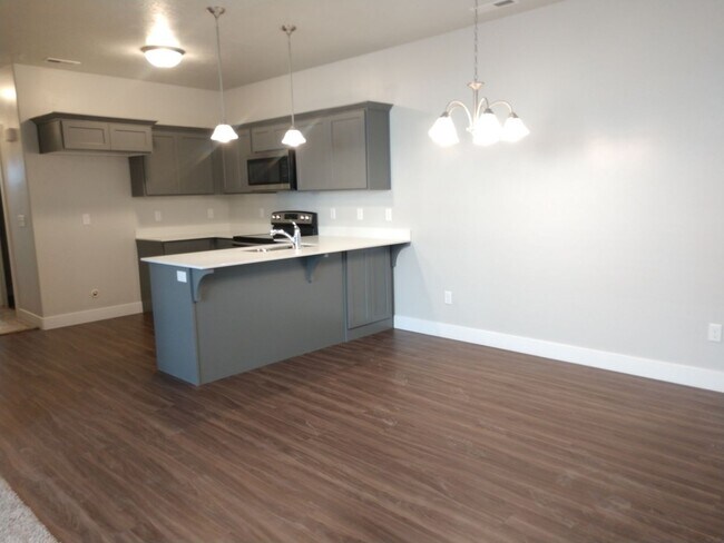 Building Photo - Rent Luxury! 3 bdrm. 2 bath South Jordan c...