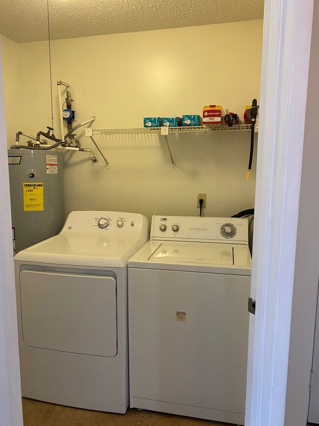 Building Photo - RENT SPECIAL-Regency Park at Lake Mary Corner Unit with Wrap-Around Balcony!