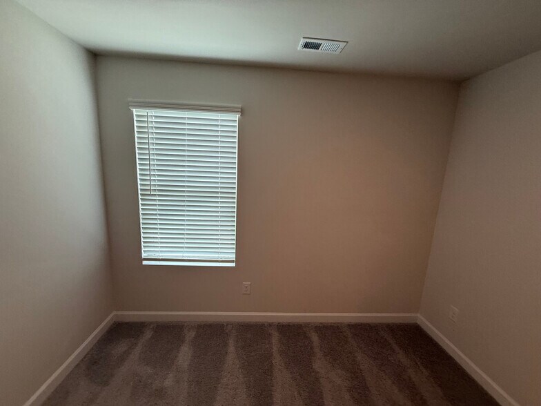Building Photo - Room in House on Old Statesville Rd