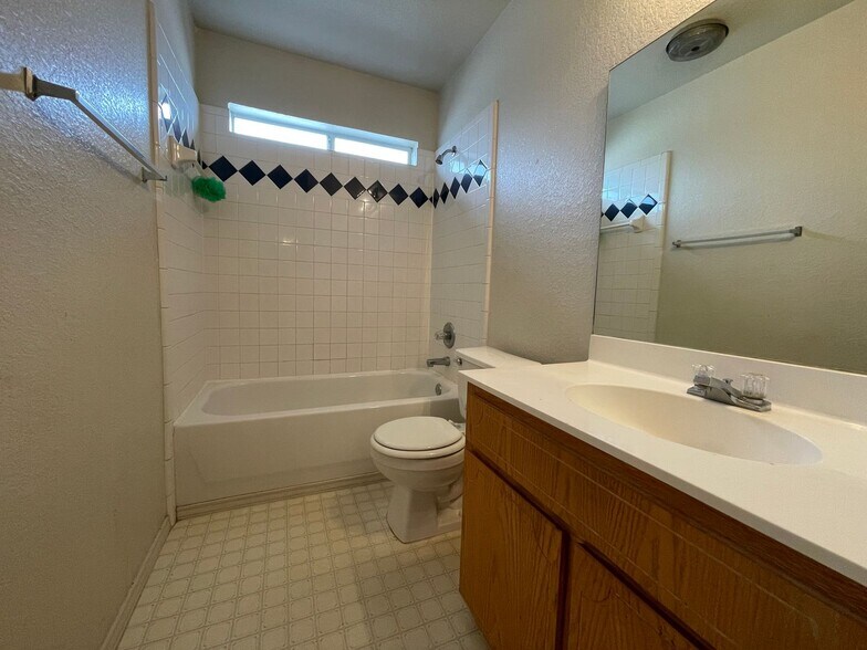 Building Photo - 3203 Toledo Dr