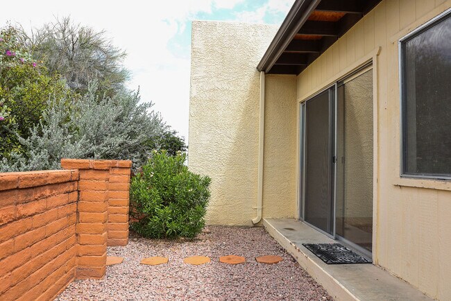 Building Photo - 830 W Rio-Altar