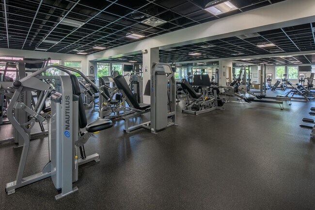 Building Photo - Updated One Bedroom Condo at The Peloton. ...