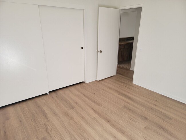 Building Photo - 1 BED/ 1 BATH CONDO