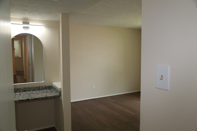 Building Photo - 4300 Buckman Rd