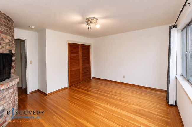 Building Photo - Contemporary North Berkeley 2 Bedroom Condominium