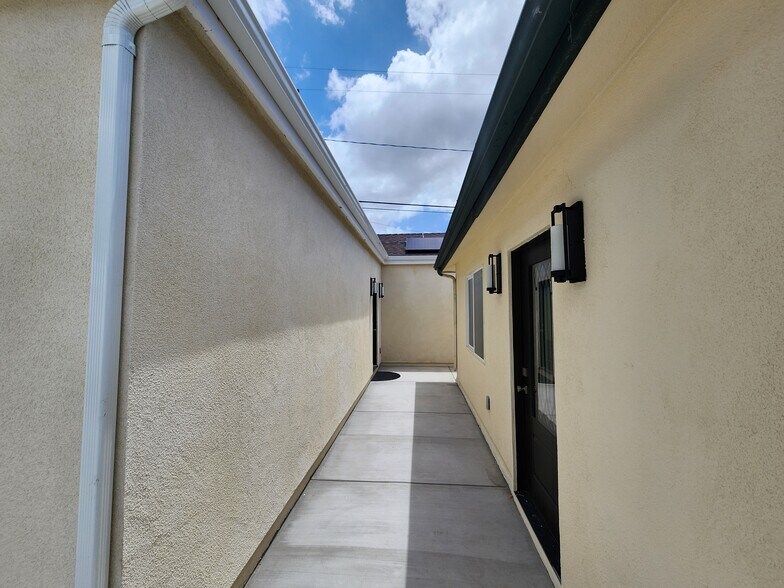 Building Photo - 528 Amherst Dr