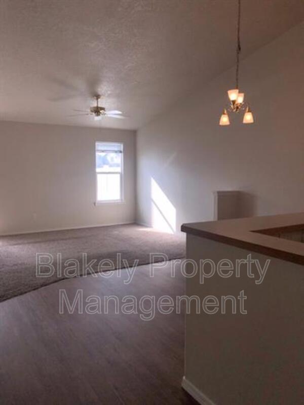 Building Photo - 533 N Grove Way
