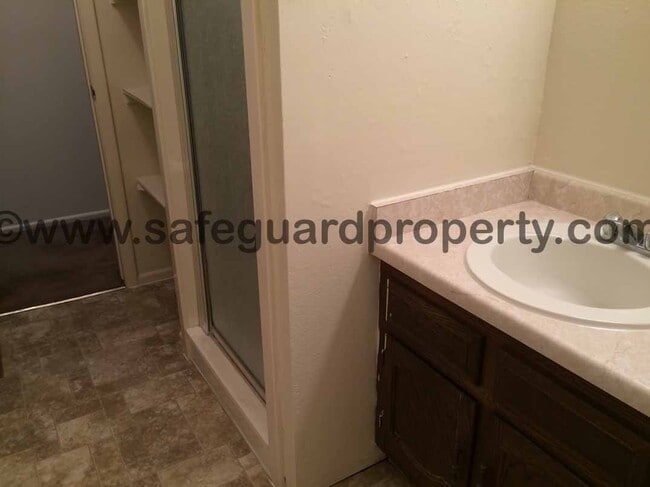 Building Photo - Spacious 3 Bedroom Townhome