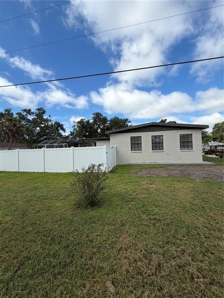 Building Photo - 1702 W Dempsey Ave