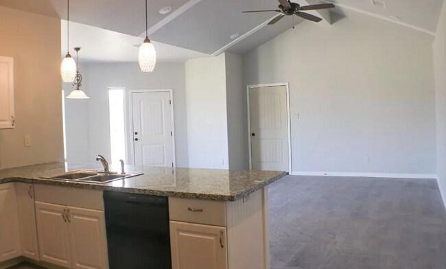 Building Photo - Beautiful Updated Duplex