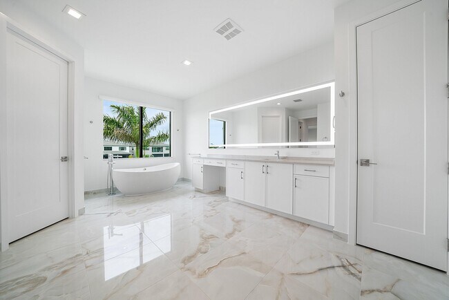 Building Photo - 8561 Crystal Downs Ave