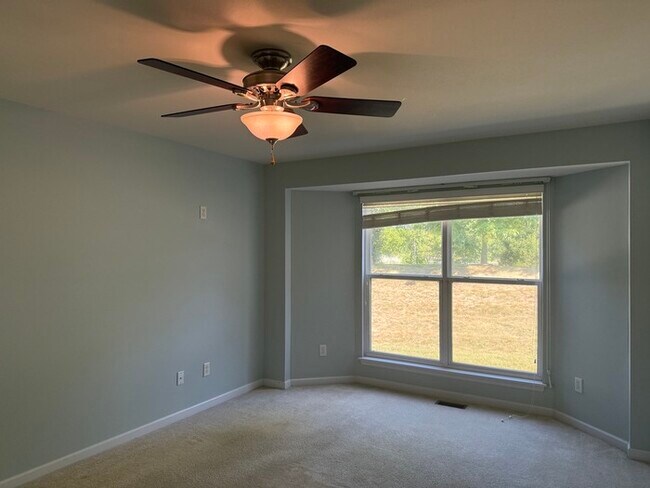 Building Photo - Rockwood Schools 3 Bedroom 2 full baths and 2 half Baths