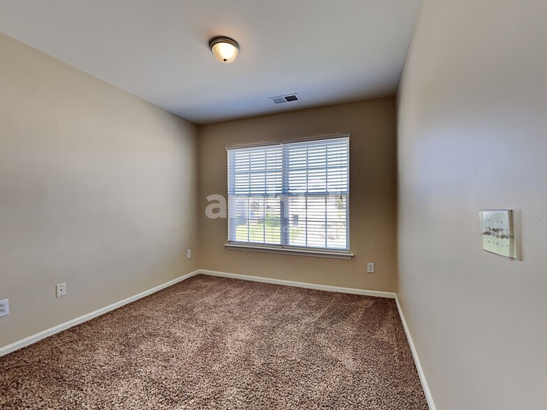 Building Photo - 577 English Oak Cir