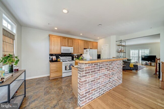 Building Photo - 921 Harrison Cir