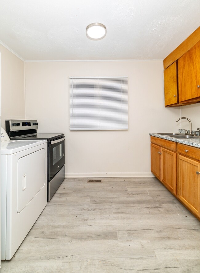 Building Photo - 219 Highland Ave