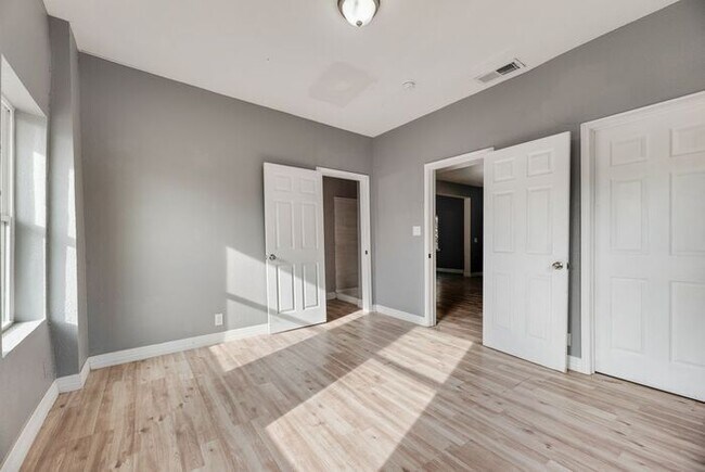 Building Photo - 815 N Travis St