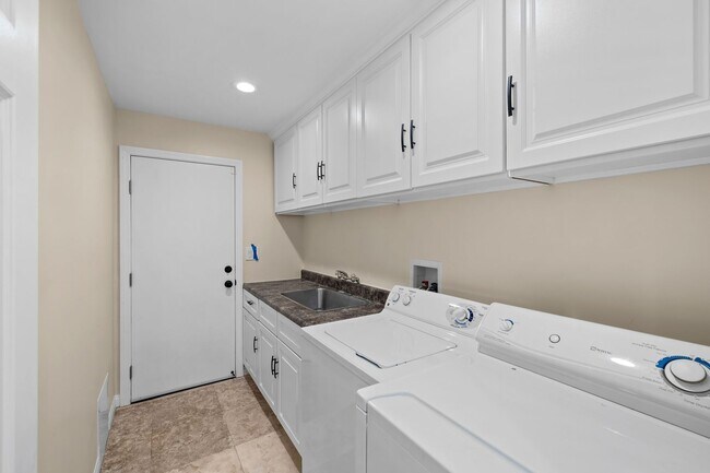 Building Photo - 5 Bedroom 5.5 Bathroom Pool Home in Encino