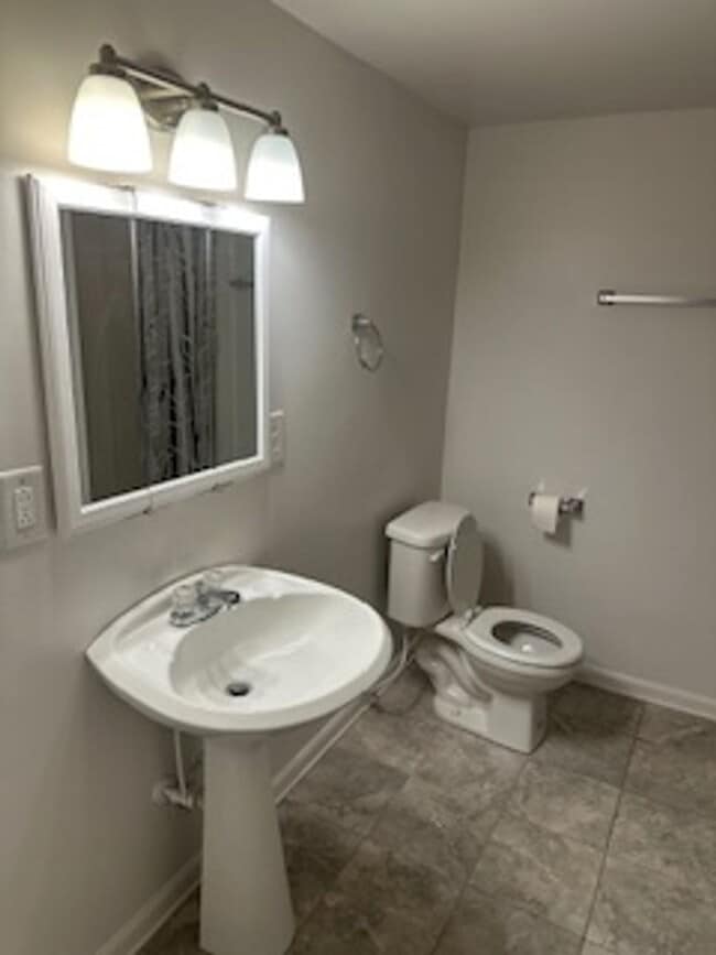 Building Photo - Welcome Home! Beautiful 4 Bedroom 2 Bath Home in Kansas City, MO