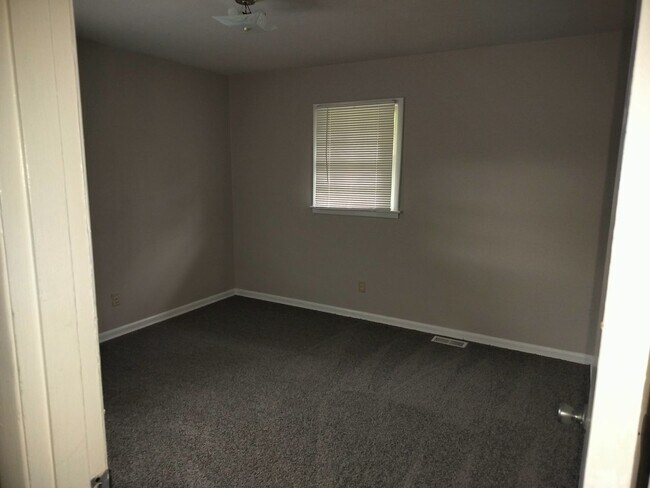 Building Photo - Move in today!