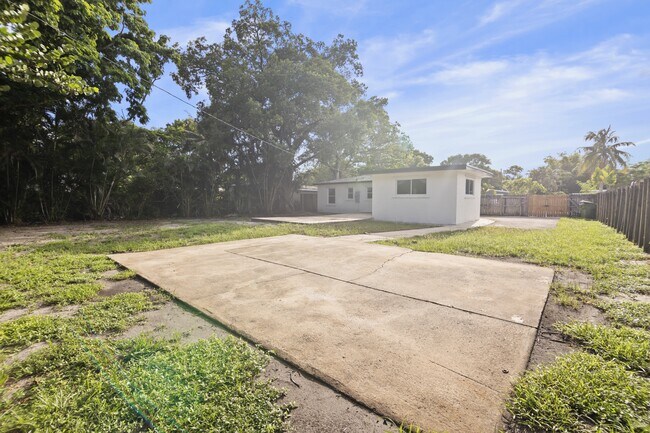 Building Photo - 1140 NW 3rd Ave