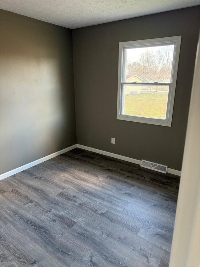 Building Photo - 1881 Lakeview Dr