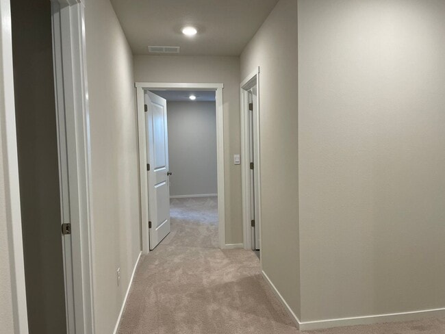 Building Photo - Don’t Miss This! Spacious Vancouver Home with Large Yard & Double Garage.