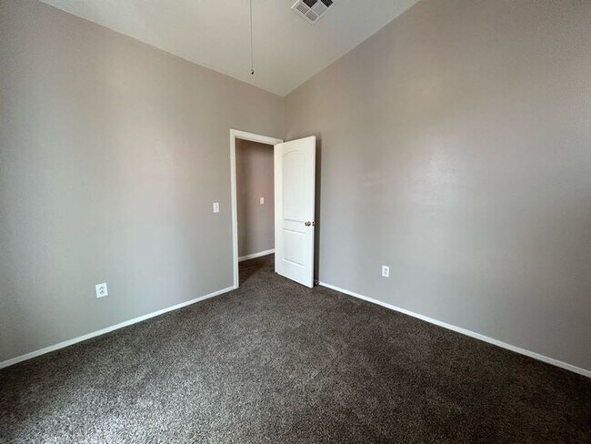 Building Photo - A Beautiful Town Home around the Spring Va...