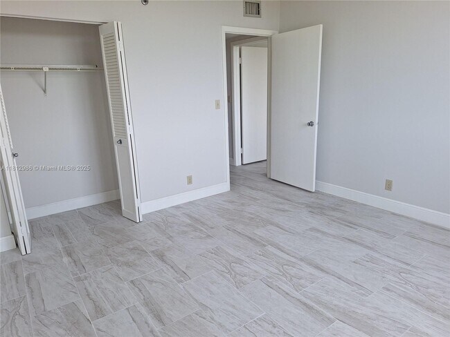 Building Photo - 901 Hillcrest Dr