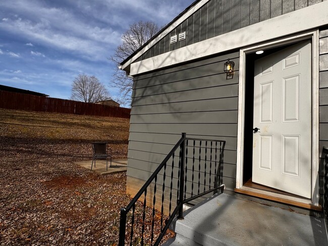 Building Photo - Camelot Single family home, near NGIC and ...