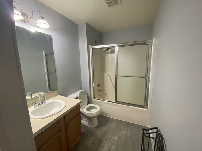Building Photo - "Cozy 3-Bed Oasis with 2 Baths in Vibrant ...