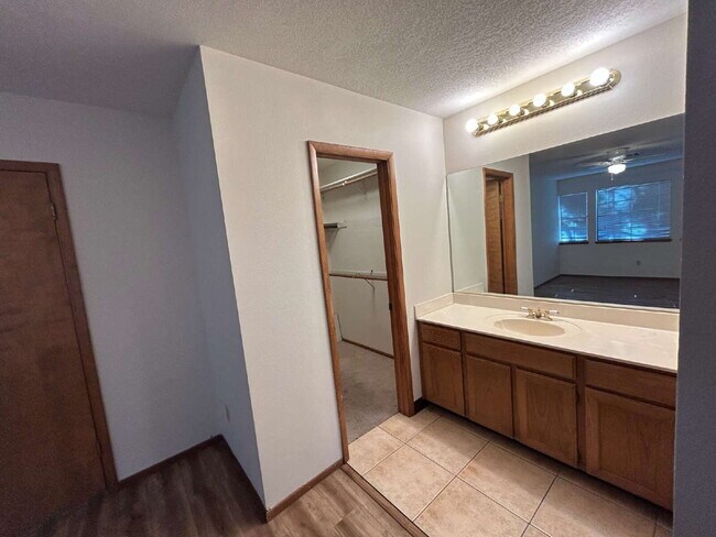 Building Photo - "Charming 2-Bed Townhouse Oasis with 2.5 Baths in Prime Las Vegas Location!"