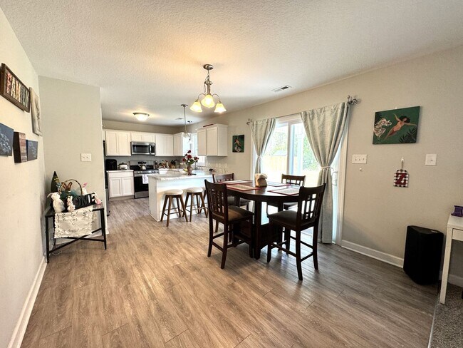 Building Photo - Beautiful Home! Convenient to Camp Lejeune!